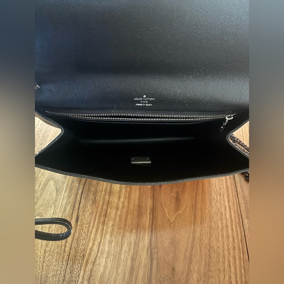 LOUIS VUITTON black clutch with chain - Picture 4 of 5